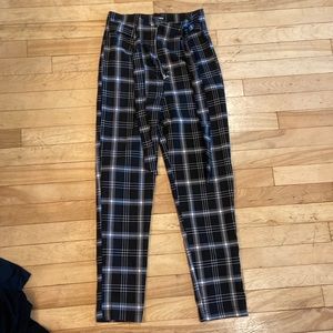 Fashion nova, large size black and white checkered pants.